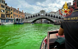 מי התעלה הגדולה בוונציה הפכו לירוקים (צילום: Vigili del Fuoco/Handout via REUTERS)