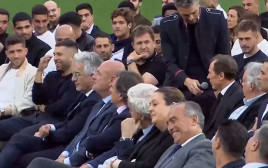 ג'ורדי אלבה צוחק בזמן דברי אמיליו בוטרגניו בטקס הפרידה מסרחיו בוסקטס (צילום: צילום מסך, טוויטר)