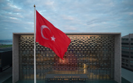 דגל טורקיה על רקע מרכז התרבות באיסטנבול (צילום: TGA)