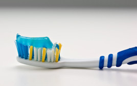 מברשת עם משחת שיניים (צילום: אינגאימג')