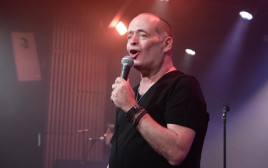 הזמר אדם בהופעה ב"גריי" בתל אביב  (צילום: אבשלום ששוני)