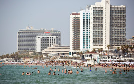 שרב בתל אביב (צילום: REUTERS/Corinna Kern)