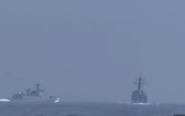 מסלול ההתנגשות בין המשחתת האמריקאית לספינת הקרב הסינית (צילום: צילום מסך טוויטר)