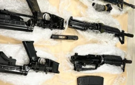 הנשקים שנמצאו במפעל סודה סטרים בדרום (צילום: דוברות המשטרה)