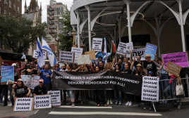 מפגינים נגד הרפורמה המשפטית במצעד ישראל בניו יורק (צילום: רויטרס)