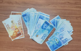 כסף שנתפס בפשיטה ביפו (צילום: דוברות המשטרה)