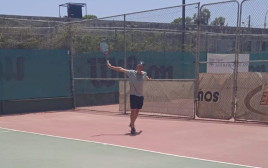 רפאל על מגרש הטניס (צילום: באדיבות המשפחה)