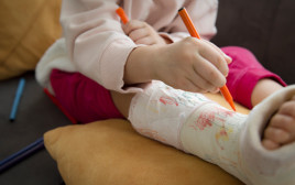 תאונה בגן ילדים - ילד נפצע בגן הילדים ופוצה ב- 60 אלף שקלים (צילום: ediebloom gettyimages)