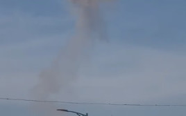 פטריית עשן מעל רהט (צילום: ממלכת הורדים רהט)