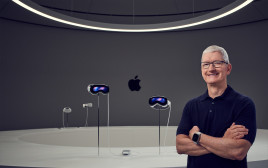 טים קוק מציג את משקפי הויז'ן פרו של אפל (צילום: אפל)