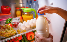 חלב במקרר (צילום: אינגאימג')