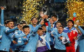 שחקני נבחרת אורוגוואי עד גיל 20 חוגגים את הזכייה במונדיאליטו (צילום: רויטרס)