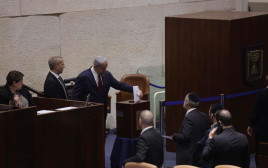 בנימין נתניהו מצביע לוועדה למינוי שופטים (צילום: מרק ישראל סלם)