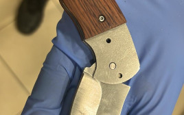 הסכין עמה דקר תלמיד בלוד תלמיד אחר (צילום: דוברות המשטרה)