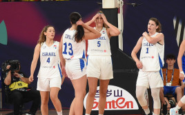 שחקניות נבחרת ישראל כדורסל נשים (צילום: ברני ארדוב)