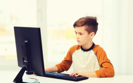אילוסטרציה: ילד עובד מול מחשב (צילום: אינגאימג')