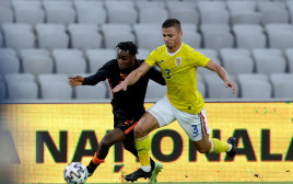 ולנטין ציקו שחקן נבחרת רומניה הצעירה מול ג'רמי פרימפונג שחקן נבחרת הולנד הצעירה (צילום: GettyImages, Soccrates Images)