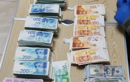 הכסף שנמצא אצל האחים מפקיעין החשודים בהלבנת הון (צילום: דוברות המשטרה)