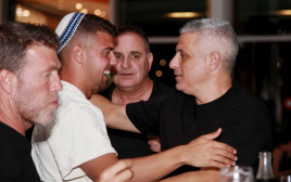 אופיר חיים מאמן נבחרת ישראל עד גיל 20 עם הקפטן אילי מדמון (צילום: קובי אליהו)