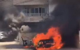 מתנחלים הציתו רכבי פלסטינים בכפר תורמוס עיא (צילום: רשתות פלסטיניות)