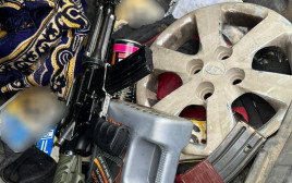 רובה ה-M16 והמחסנית שנתפסו ברכבו של תושב רהט (צילום: דוברות המשטרה)