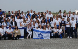 המשלחת האולימפית הישראלית למשחקי אירופה בטקס במחנה הריכוז אושוויץ-בירקנאו שבפולין (צילום: הוועד האולימפי בישראל)