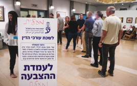 תור לקלפי בתל אביב בבחירות ללשכת עורכי הדין  (צילום: אבשלום ששוני)