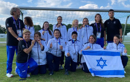 נבחרת כדורגל הנשים של ישראל בספיישל אולימפיקס עם המאמנת סילבי ז'אן (צילום: ספיישל אולימפיקס ישראל)