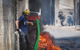 עימות בין פלסטינים לכוחות הביטחון (צילום: נאסר אישתיה, פלאש 90)