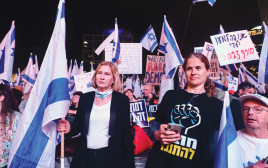 שקמה ברסלר וציפי לבני בהפגנה בתל אביב (צילום: אבשלום ששוני)