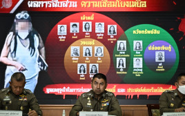 משטרת תאילנד לאחר המעצר של סרראט רנגסיוותפורן (צילום: LILLIAN SUWANRUMPHA/AFP via Getty Images)