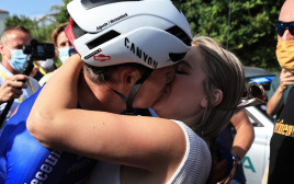 יספר פיליפסן רוכב אופניים בלגי, מנצח הקטע השלישי של טור דה פראנס 2023, עם בת זוגו (צילום: רויטרס)