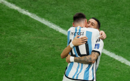 גמר מונדיאל 2022: אנחל די מריה עם ליאונל מסי שחקני נבחרת ארגנטינה חוגגים (צילום: GettyImages, Odd ANDERSEN / AFP)