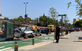 פיגוע דריסה בתל אביב - הרכב הדורס (צילום: אבשלום ששוני)