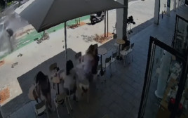 תיעוד הפיגוע ממלצמות האבטחה בבית קפה (צילום: מסך)