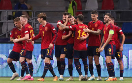 שחקני נבחרת ספרד הצעירה חוגגים (צילום: GettyImages, Vasile Mihai-Antonio)