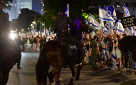 הפגנה בתל אביב (צילום: אבשלום ששוני)