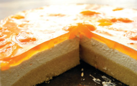 עוגת שכבות: קרם גבינה, משמש וג'לי משמש (צילום: פסקל פרץ-רובין)