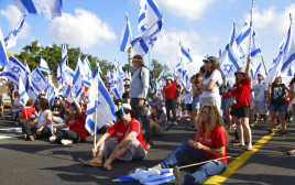 הפגנה וחסימת כביש 4 צפון ליד אבן יהודה (צילום: מרגו שוגרמן Margo Sugarman)