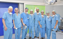הצוות המנתח מהמרכז הרפואי לגליל ומהמרכז הרפואי שיבא, יחד עם פרופ' לורן שכטר (צילום: רוני אלברט)