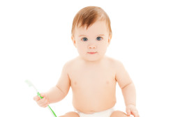 תינוק אוחז מברשת שיניים (צילום: אינגאימג')
