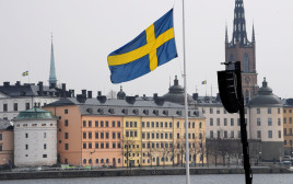 דגל שבדיה בעיריית סטוקהולם (צילום: NEWS AGENCY/Anders Wiklund via REUTERS)