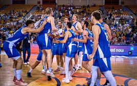 נבחרת העתודה של ישראל חוגגת ניצחון בחצי גמר אליפות אירופה (צילום: אתר רשמי, fiba.com)