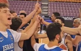 אלעד חסין מדרבן את השחקנים באימון האחרון של נבחרת העתודה של ישראל לפני גמר אליפות אירופה (צילום: צילום מסך, איגוד הכדורסל)