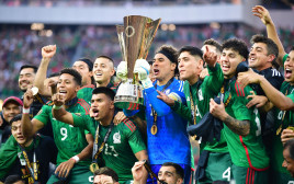 נבחרת מקסיקו  חוגגת זכייה בטורניר הגולד קאפ (צילום: רויטרס)