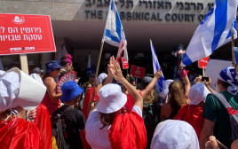 מחאה מול בית הדין הרבני בתל אביב  (צילום: אבשלום ששוני)