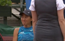 ז'אנג שואי פורצת בבכי בטורניר בודפשט (צילום: צילום מסך, .)
