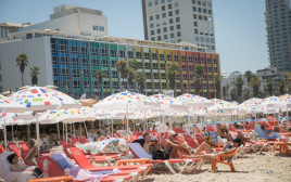 גל חום, חם, שרב, שמש, החוף בתל אביב (צילום: מרים אלסטר, פלאש 90)
