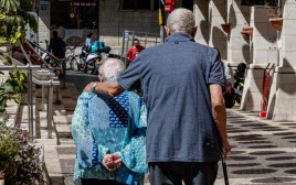זוג קשישים בירושלים (צילום: נתי שוחט, פלאש 90)
