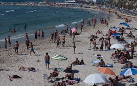 מתרחצים בחוף הים (צילום: אבשלום ששוני)